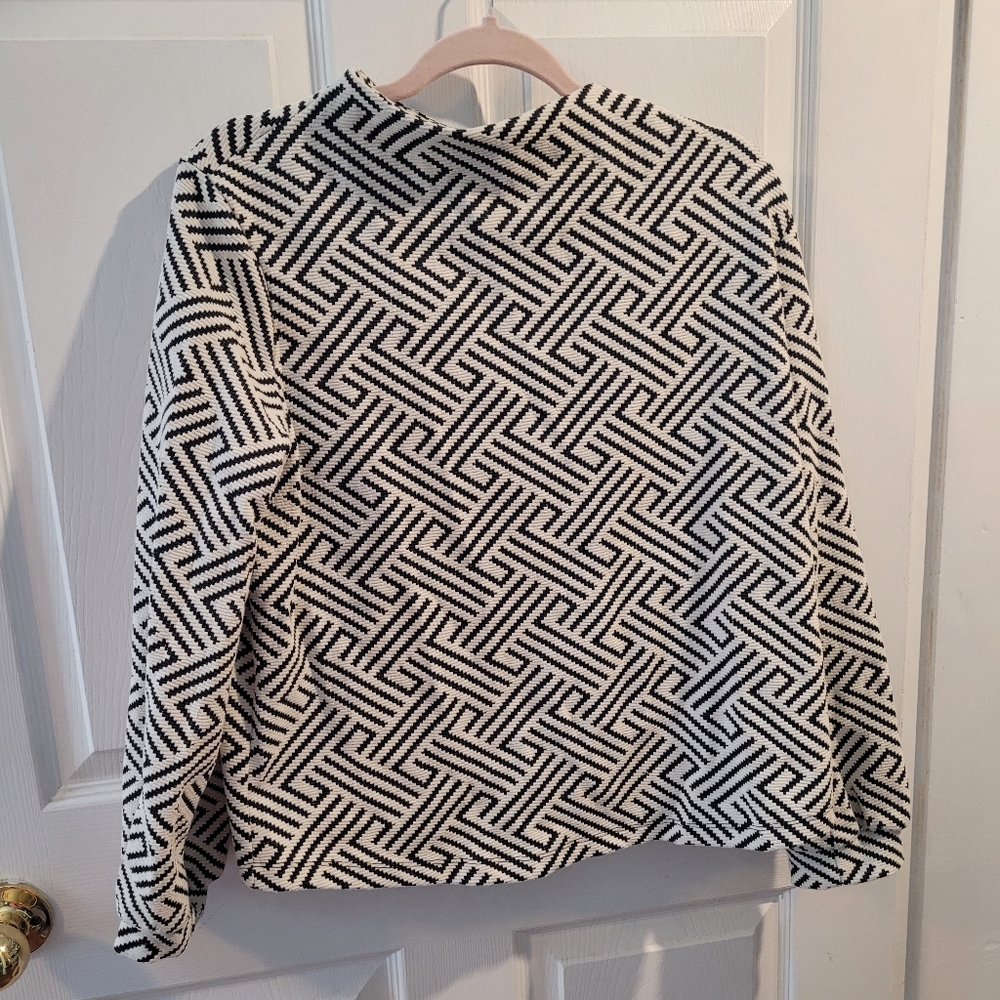 W5 Geometric patterned top - size large
